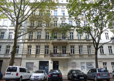 Nahe Winterfeldtplatz: Schöne Altbauwohnung mit zwei Balkonen – bezugsfrei ab Januar